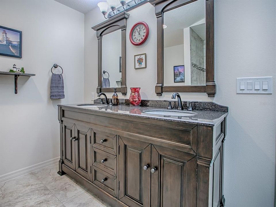 For Sale: $319,999 (2 beds, 2 baths, 1236 Square Feet)