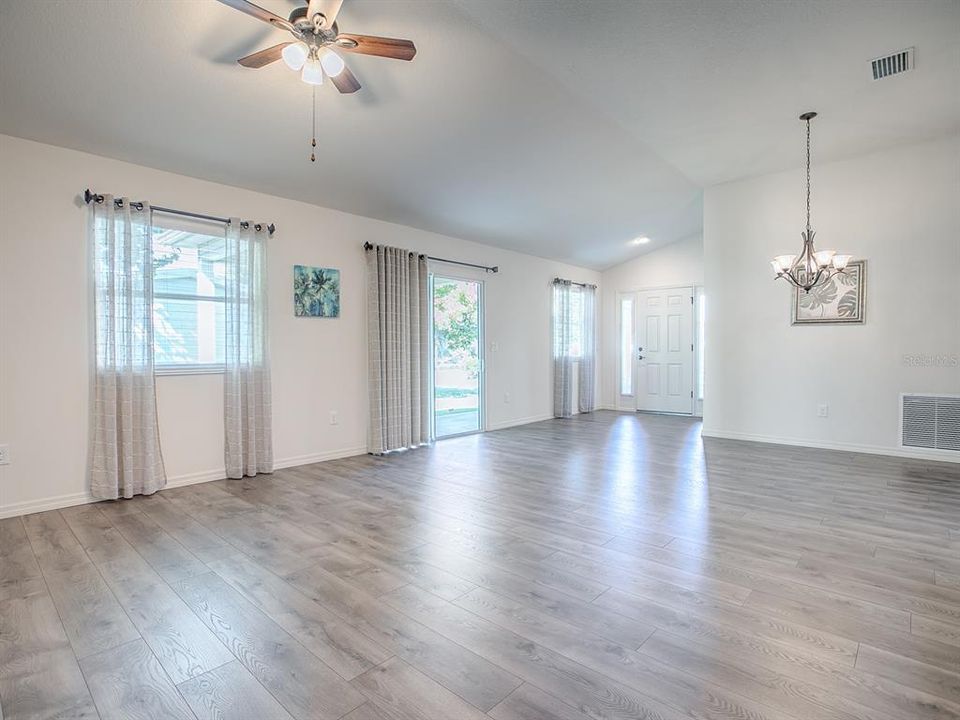 For Sale: $319,999 (2 beds, 2 baths, 1236 Square Feet)