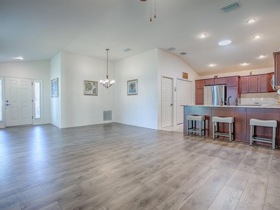 For Sale: $319,999 (2 beds, 2 baths, 1236 Square Feet)