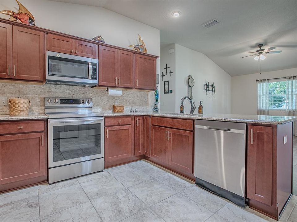 For Sale: $319,999 (2 beds, 2 baths, 1236 Square Feet)