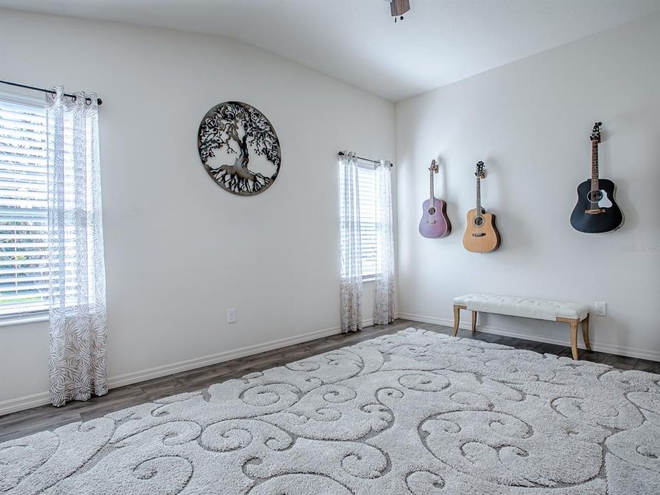For Sale: $319,999 (2 beds, 2 baths, 1236 Square Feet)