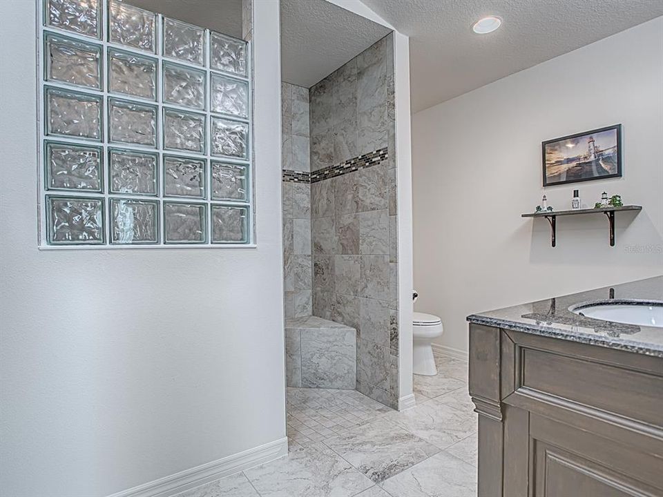 For Sale: $319,999 (2 beds, 2 baths, 1236 Square Feet)