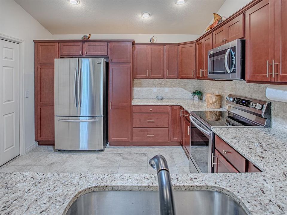 For Sale: $319,999 (2 beds, 2 baths, 1236 Square Feet)