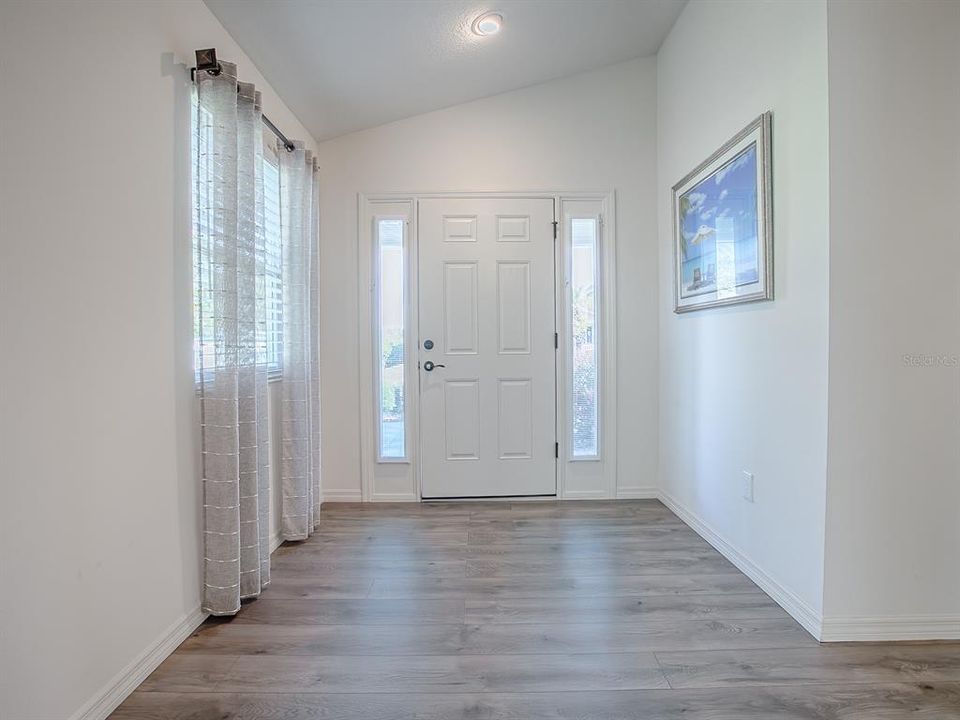 For Sale: $319,999 (2 beds, 2 baths, 1236 Square Feet)