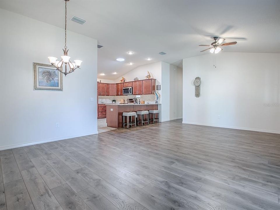 For Sale: $319,999 (2 beds, 2 baths, 1236 Square Feet)