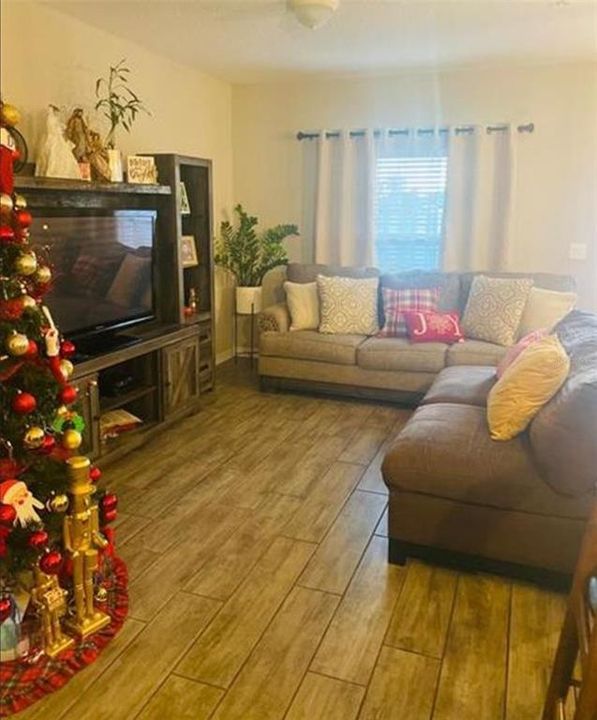 出租: $2,200 (3 贝兹, 2 浴室, 1490 平方英尺)