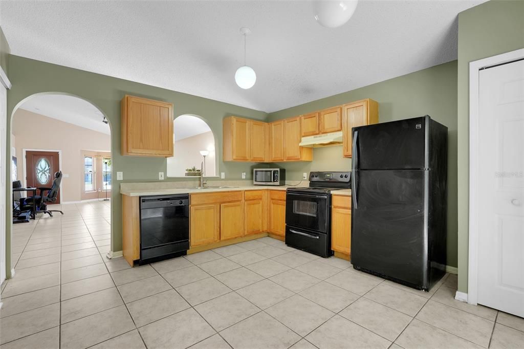 Active With Contract: $335,000 (3 beds, 2 baths, 1429 Square Feet)