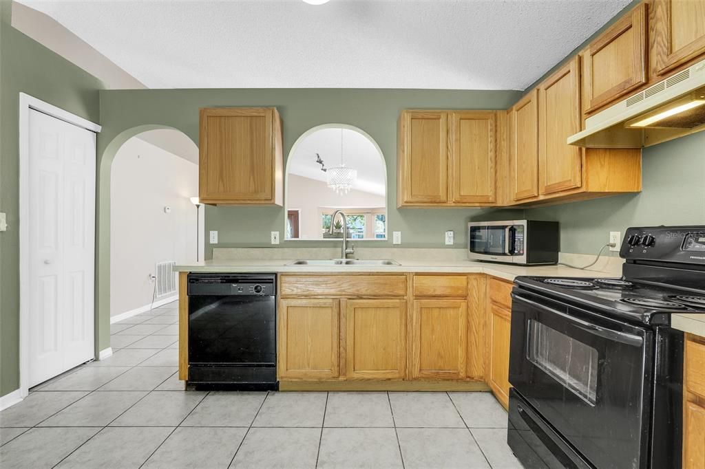 Active With Contract: $335,000 (3 beds, 2 baths, 1429 Square Feet)