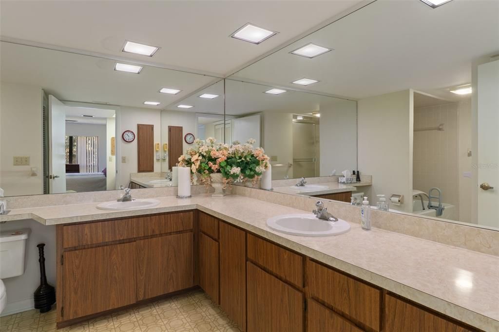 For Sale: $165,000 (2 beds, 2 baths, 1410 Square Feet)