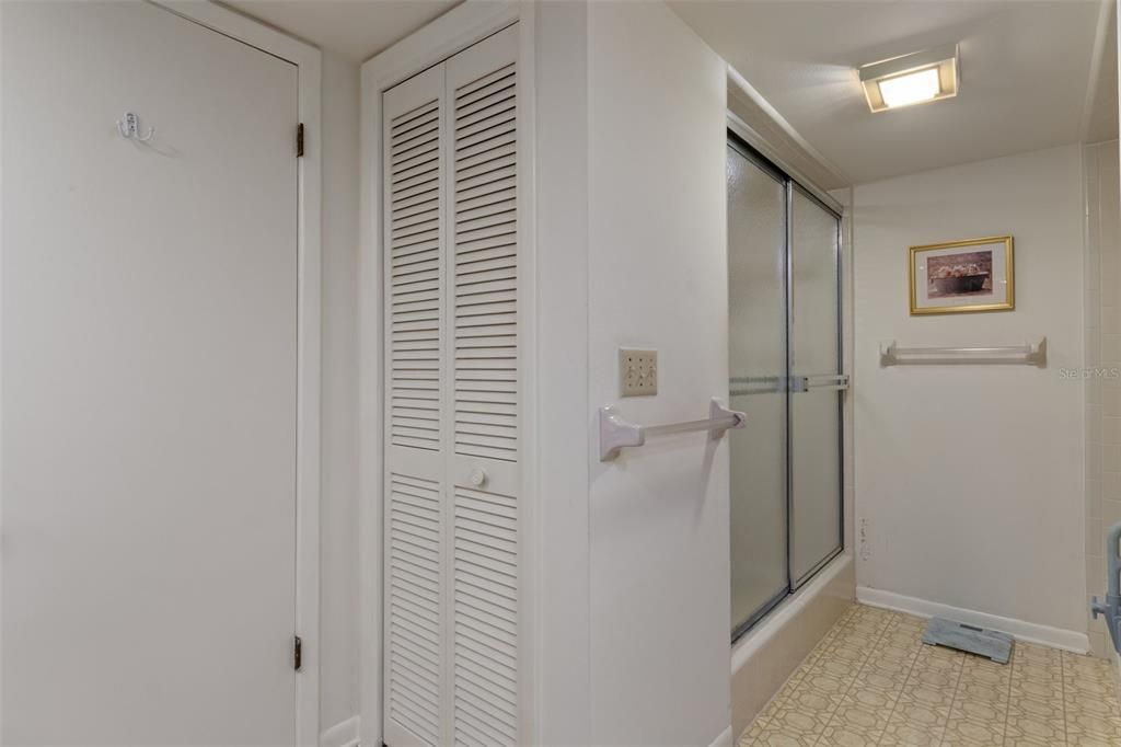 For Sale: $165,000 (2 beds, 2 baths, 1410 Square Feet)