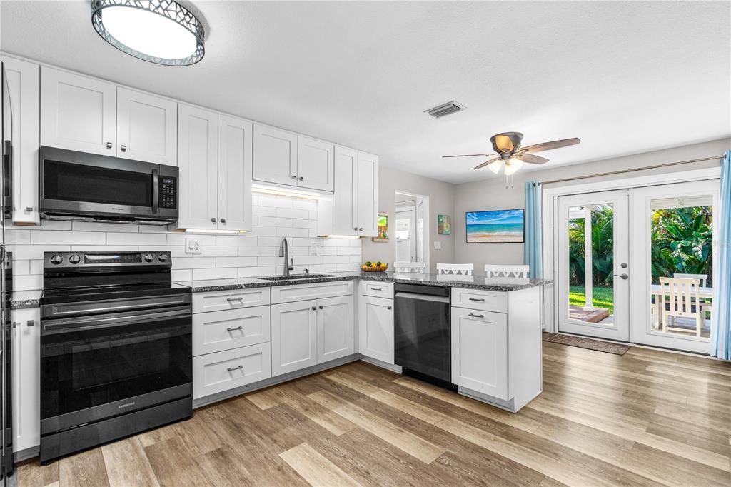 Active With Contract: $400,000 (2 beds, 2 baths, 1290 Square Feet)