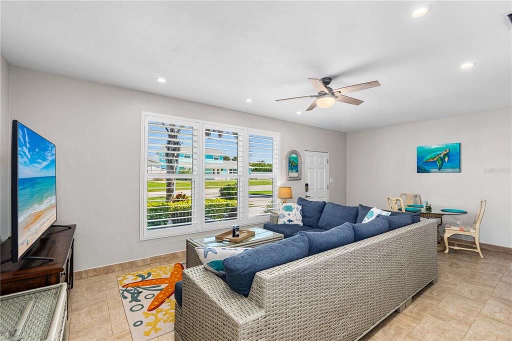 Active With Contract: $400,000 (2 beds, 2 baths, 1290 Square Feet)