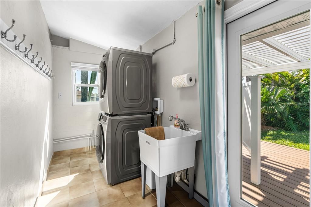 Active With Contract: $400,000 (2 beds, 2 baths, 1290 Square Feet)