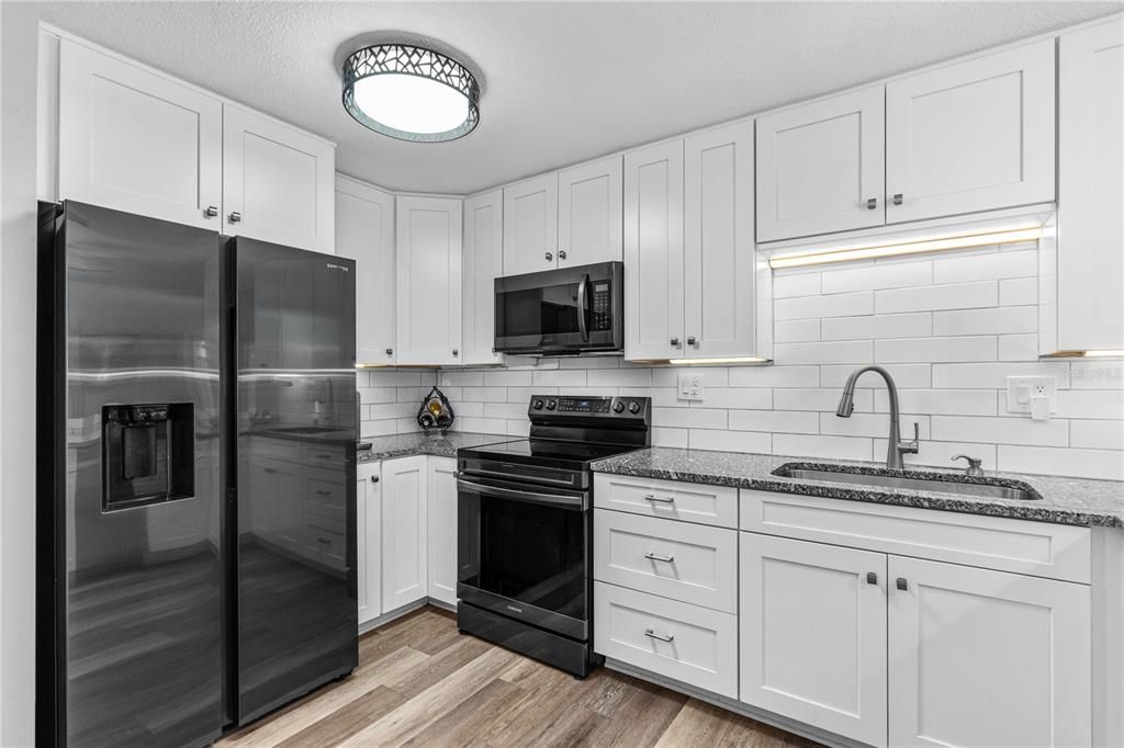 Active With Contract: $400,000 (2 beds, 2 baths, 1290 Square Feet)