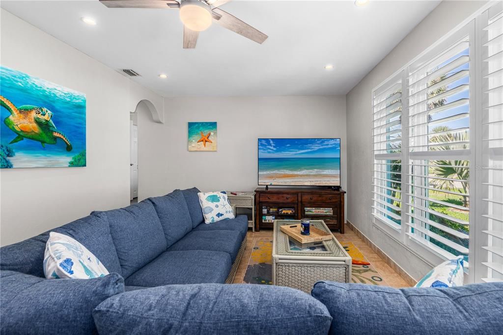 Active With Contract: $400,000 (2 beds, 2 baths, 1290 Square Feet)