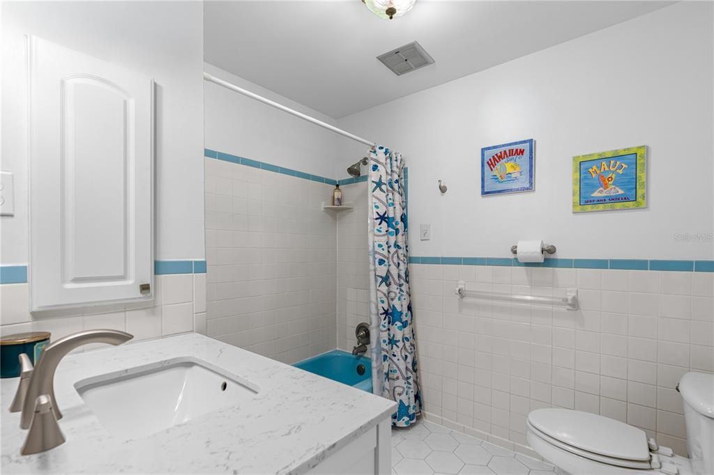 Active With Contract: $400,000 (2 beds, 2 baths, 1290 Square Feet)