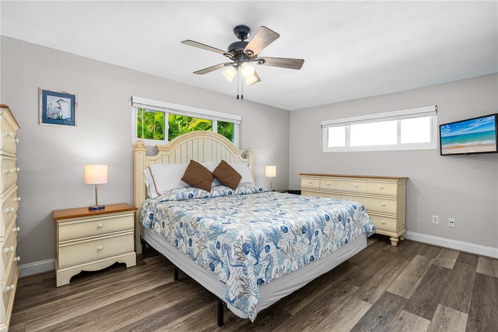 Active With Contract: $400,000 (2 beds, 2 baths, 1290 Square Feet)