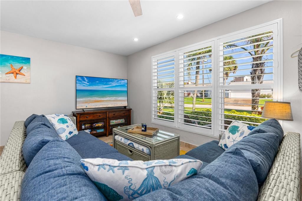 Active With Contract: $400,000 (2 beds, 2 baths, 1290 Square Feet)