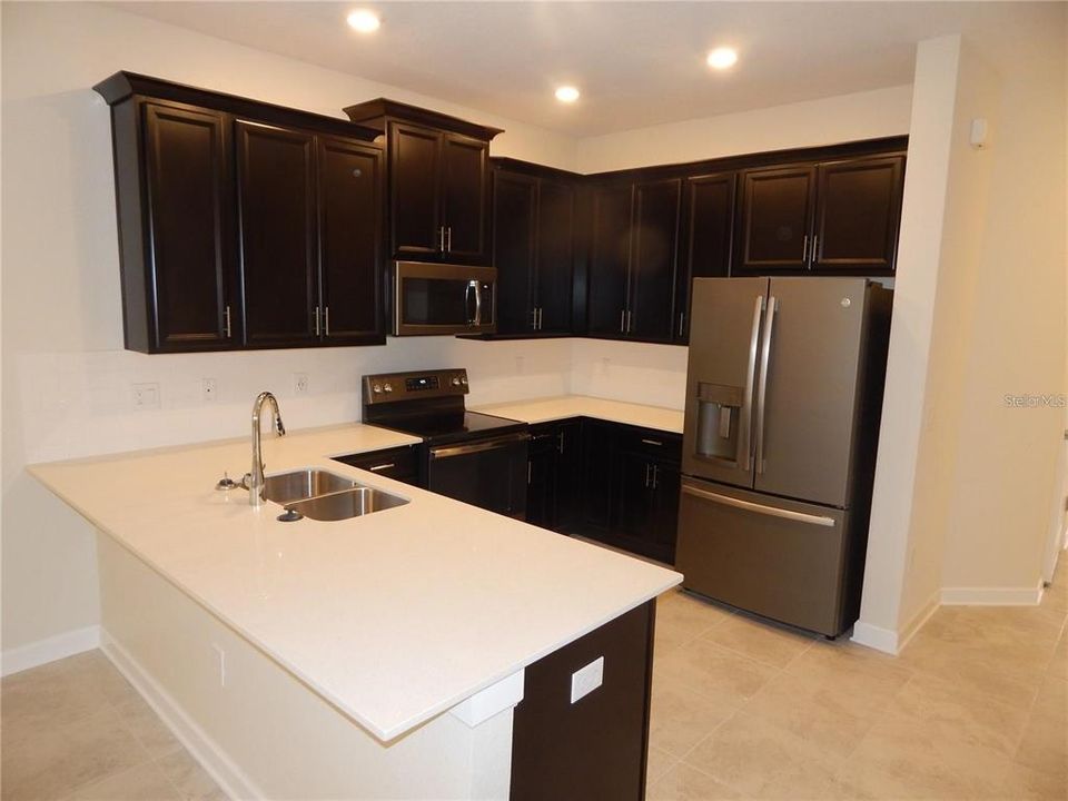 На продажу: $332,900 (3 спален, 2 ванн, 1828 Квадратных фут)