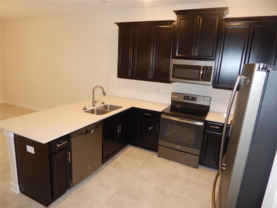 На продажу: $332,900 (3 спален, 2 ванн, 1828 Квадратных фут)