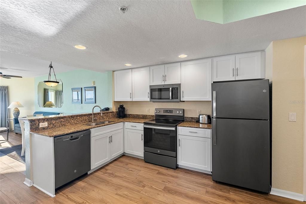 For Sale: $999,000 (2 beds, 2 baths, 870 Square Feet)