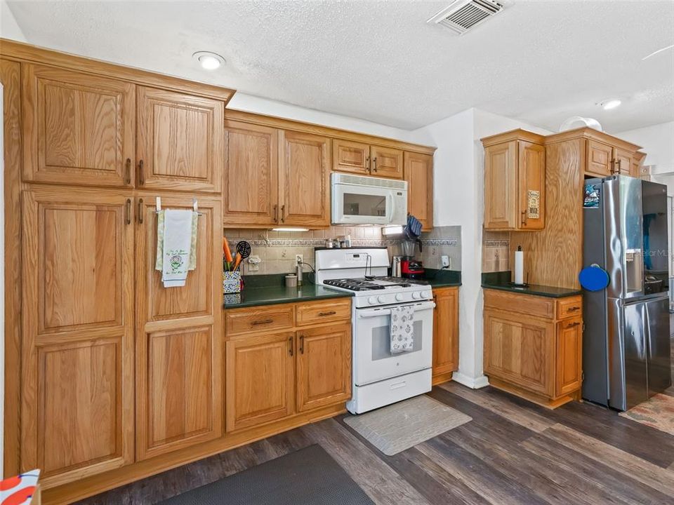 На продажу: $325,000 (3 спален, 2 ванн, 2023 Квадратных фут)