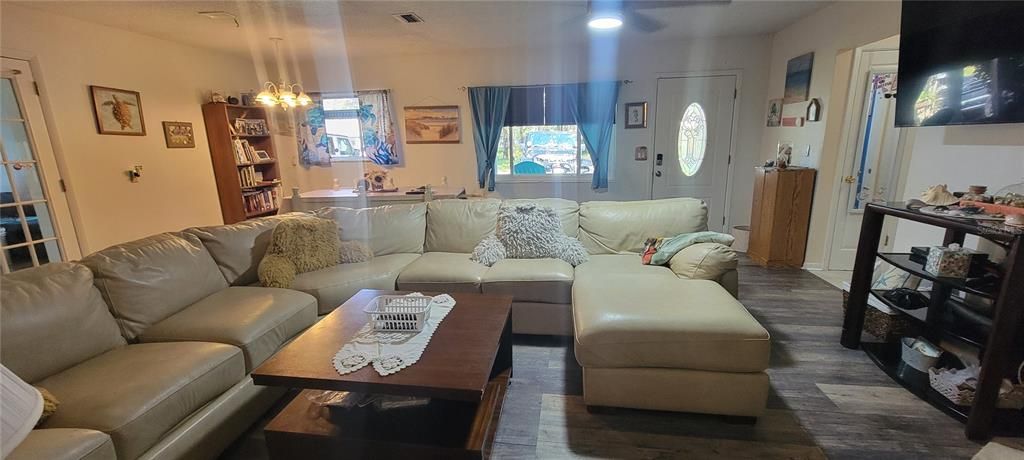 На продажу: $325,000 (3 спален, 2 ванн, 2023 Квадратных фут)