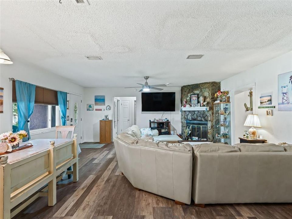 На продажу: $325,000 (3 спален, 2 ванн, 2023 Квадратных фут)