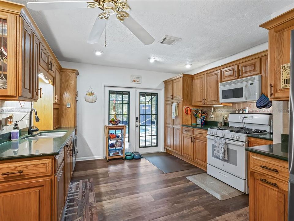 На продажу: $325,000 (3 спален, 2 ванн, 2023 Квадратных фут)