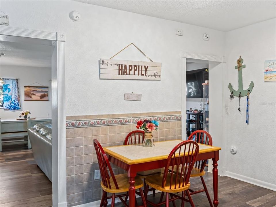 На продажу: $325,000 (3 спален, 2 ванн, 2023 Квадратных фут)