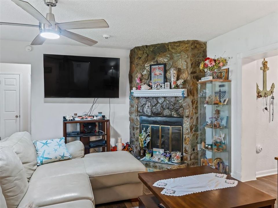 На продажу: $325,000 (3 спален, 2 ванн, 2023 Квадратных фут)