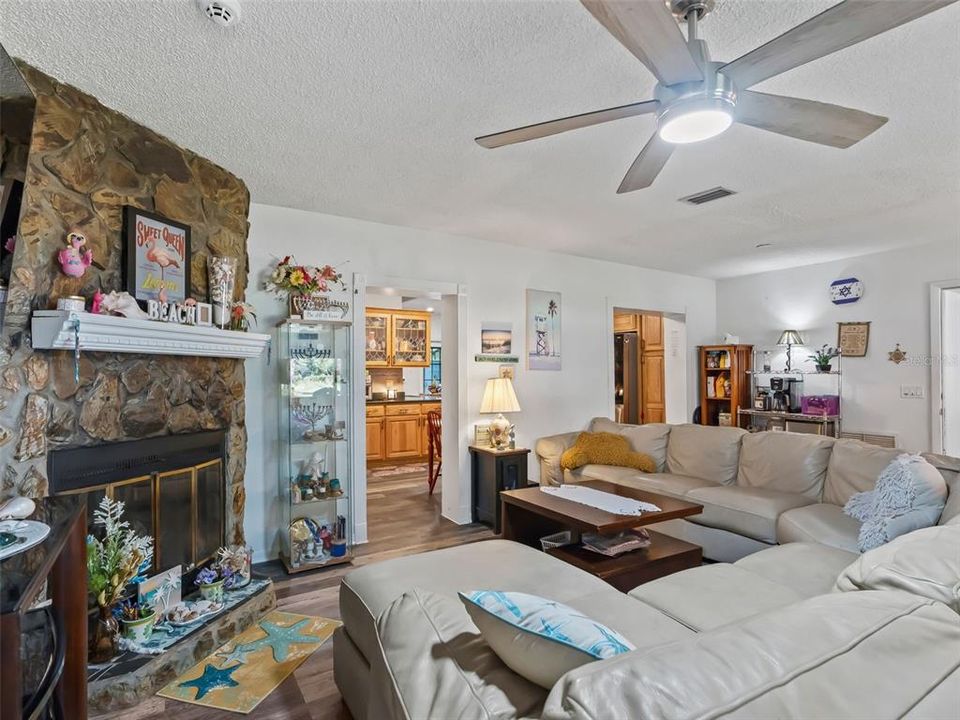 На продажу: $325,000 (3 спален, 2 ванн, 2023 Квадратных фут)