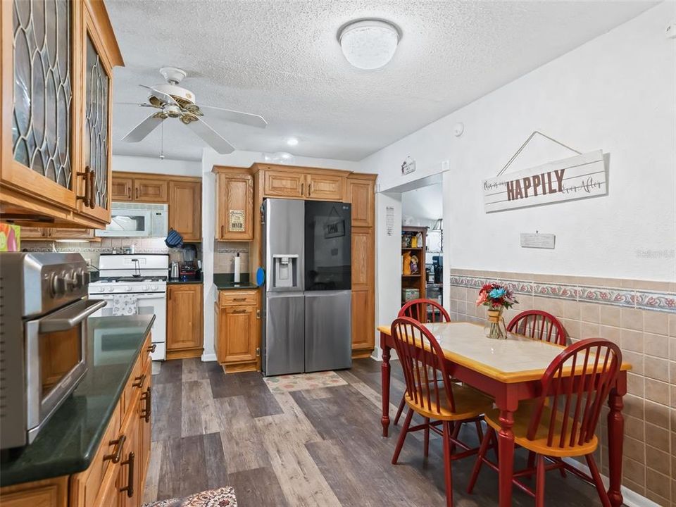 На продажу: $325,000 (3 спален, 2 ванн, 2023 Квадратных фут)