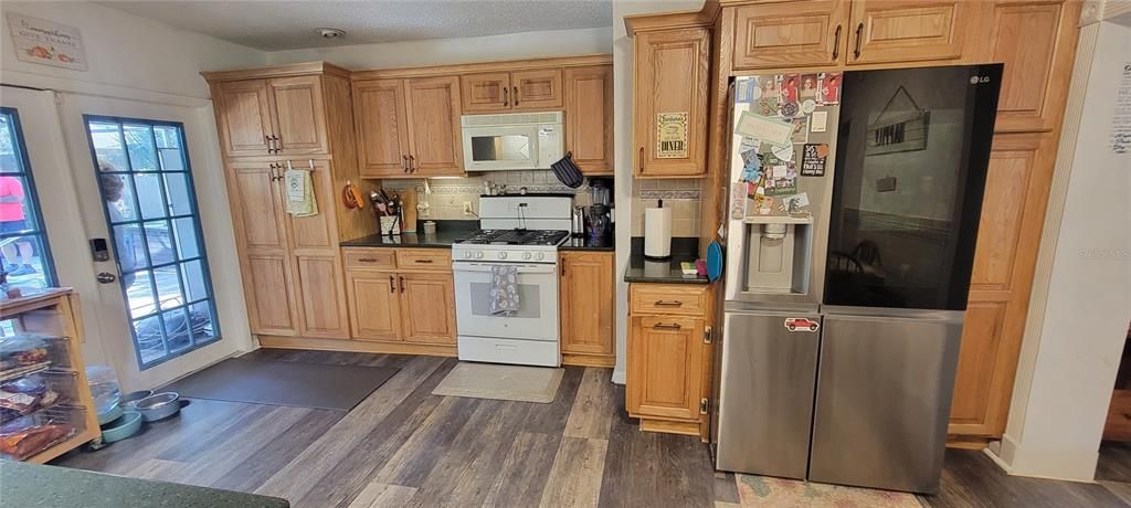 На продажу: $325,000 (3 спален, 2 ванн, 2023 Квадратных фут)