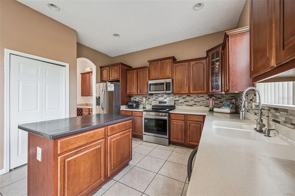 For Sale: $489,999 (4 beds, 2 baths, 2471 Square Feet)