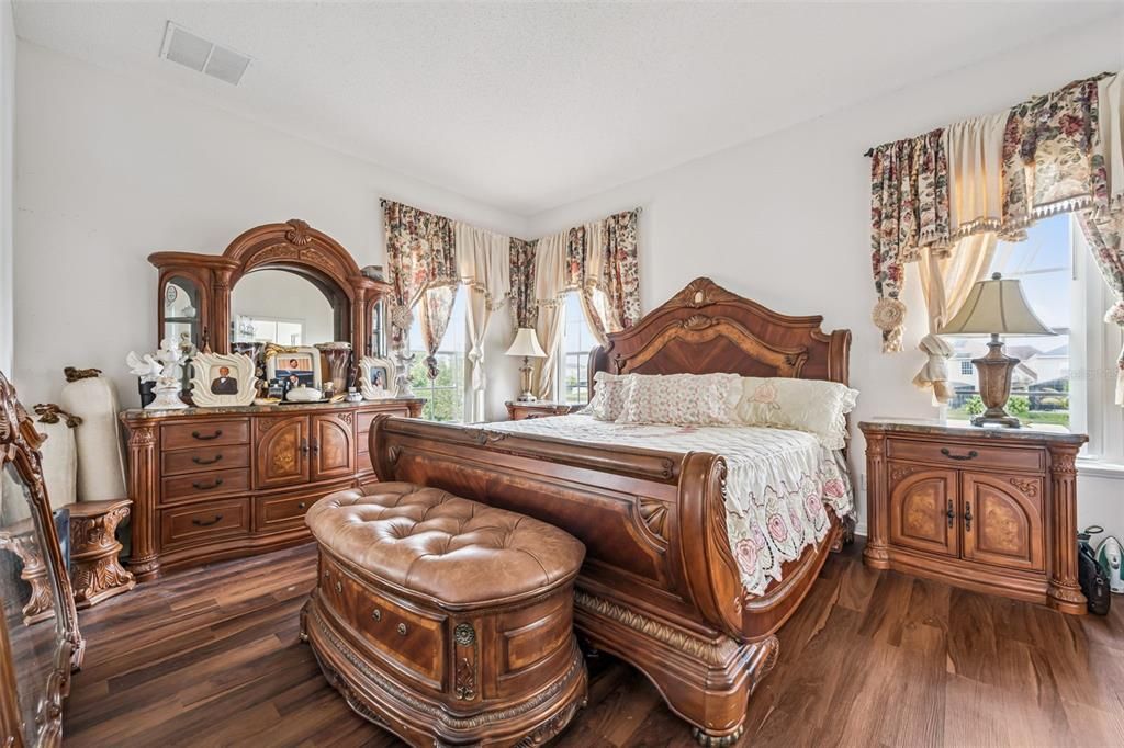 For Sale: $489,999 (4 beds, 2 baths, 2471 Square Feet)