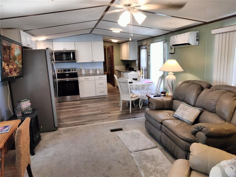 For Sale: $119,500 (2 beds, 1 baths, 672 Square Feet)