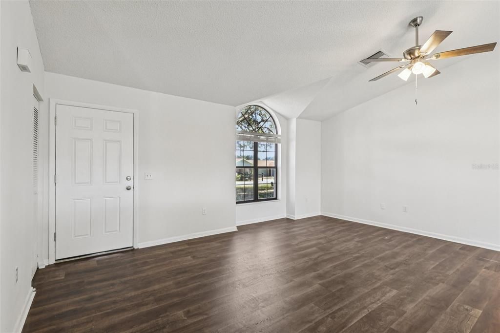 Active With Contract: $325,000 (3 beds, 2 baths, 1303 Square Feet)