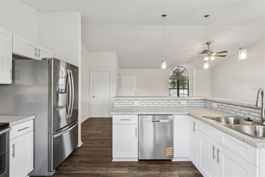 Active With Contract: $325,000 (3 beds, 2 baths, 1303 Square Feet)