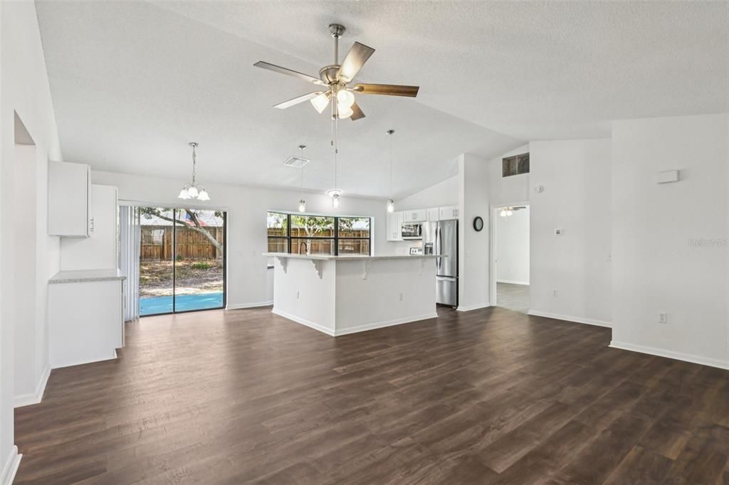 Active With Contract: $325,000 (3 beds, 2 baths, 1303 Square Feet)