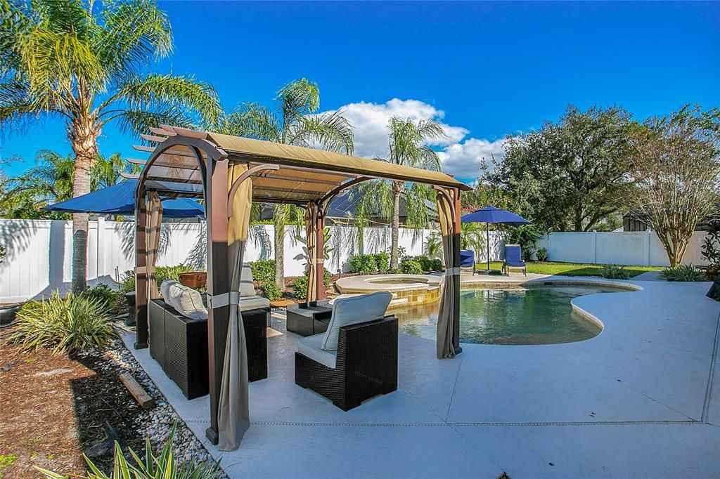 合同活跃: $610,000 (4 贝兹, 2 浴室, 2191 平方英尺)