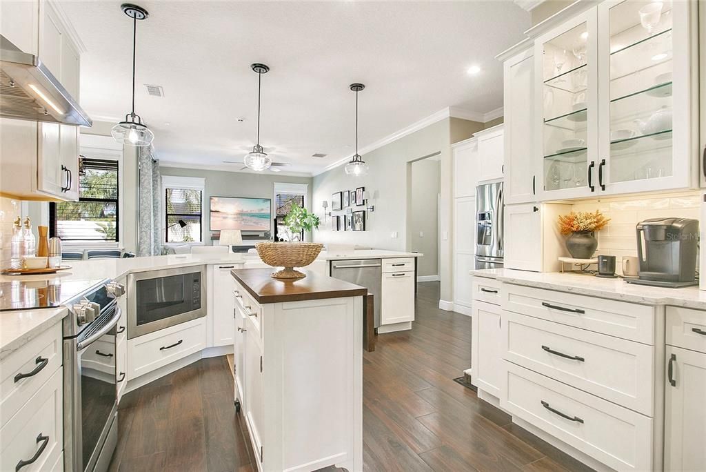 合同活跃: $610,000 (4 贝兹, 2 浴室, 2191 平方英尺)