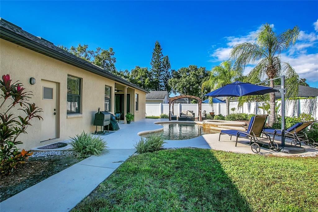 合同活跃: $610,000 (4 贝兹, 2 浴室, 2191 平方英尺)