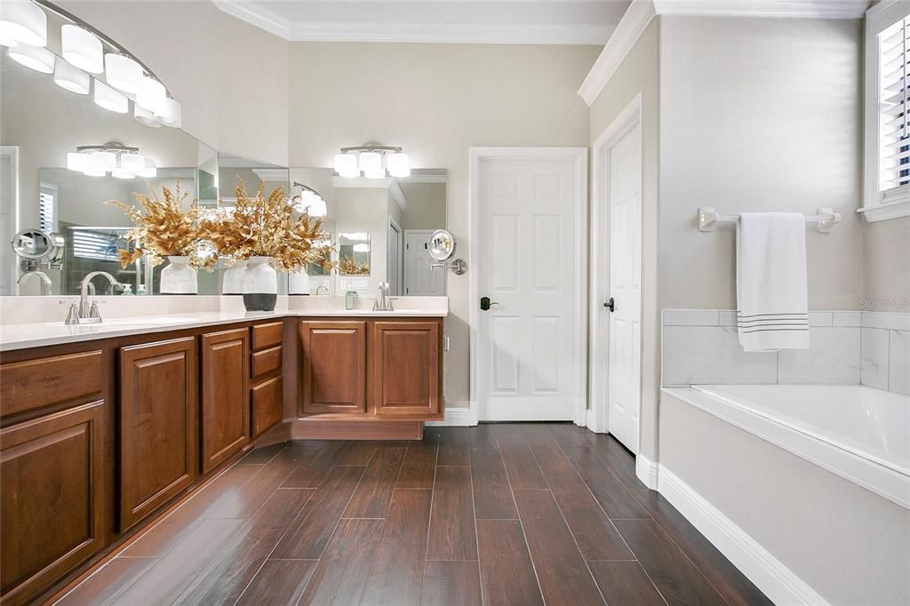 合同活跃: $610,000 (4 贝兹, 2 浴室, 2191 平方英尺)