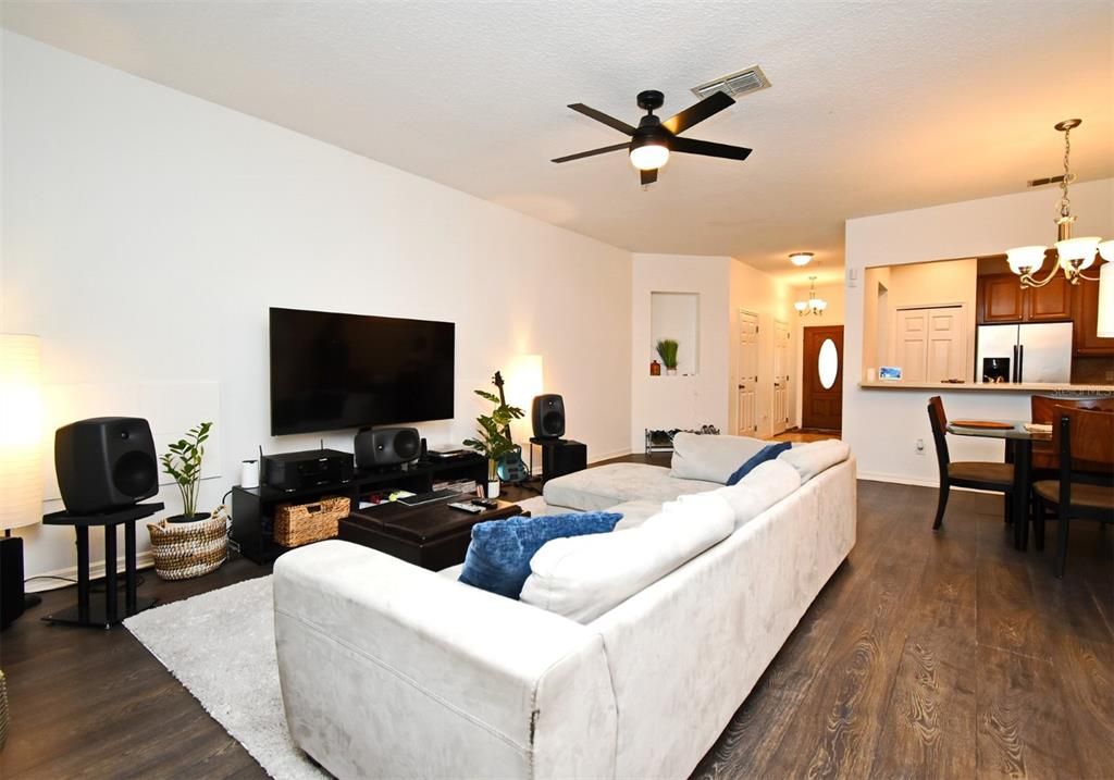 出租: $2,100 (3 贝兹, 2 浴室, 1827 平方英尺)