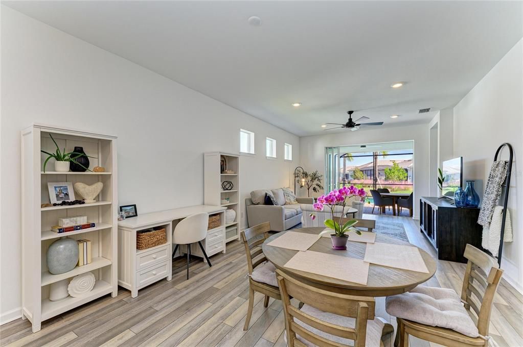 合同活跃: $599,000 (3 贝兹, 2 浴室, 1640 平方英尺)