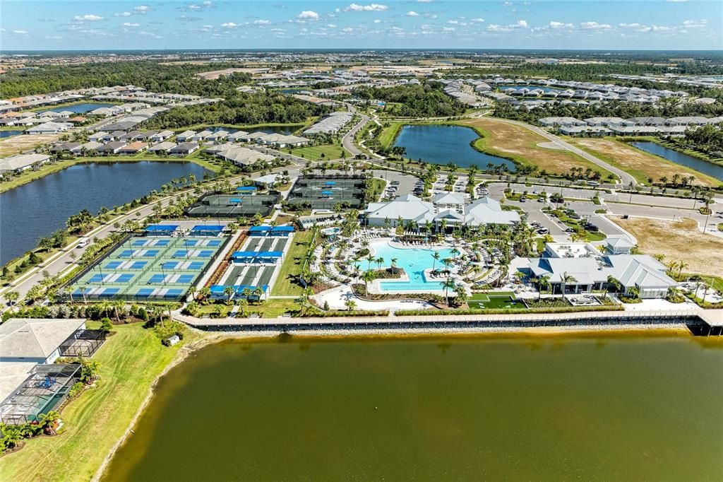 合同活跃: $599,000 (3 贝兹, 2 浴室, 1640 平方英尺)