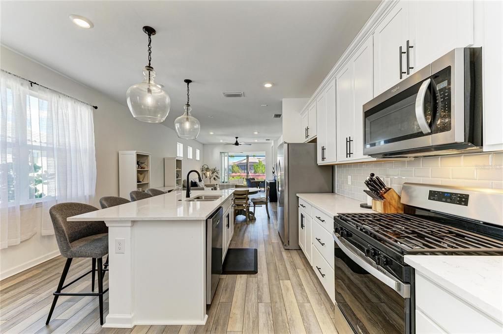 合同活跃: $599,000 (3 贝兹, 2 浴室, 1640 平方英尺)