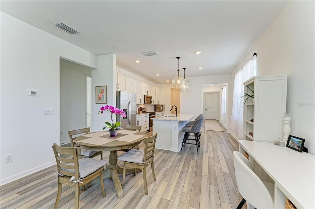 合同活跃: $599,000 (3 贝兹, 2 浴室, 1640 平方英尺)