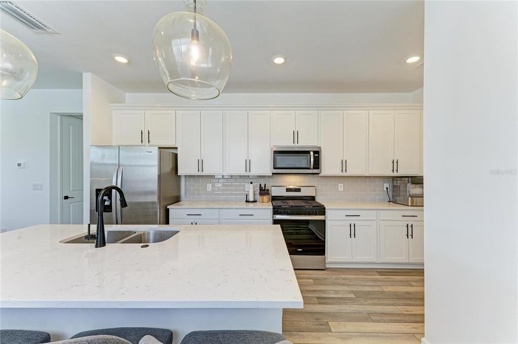 合同活跃: $599,000 (3 贝兹, 2 浴室, 1640 平方英尺)